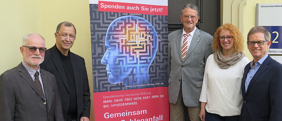 Stiftungsgründer Günter Hentschel (Mitte) und Professor Christoph Reiners (l.) freuten sich über die Spende des Chors „Voices“. Von links Chorleiter Fred Elsner, stellvertretende Vorsitzende Susanne Vitzthum und Chormanager Rolf Schlegelmilch.