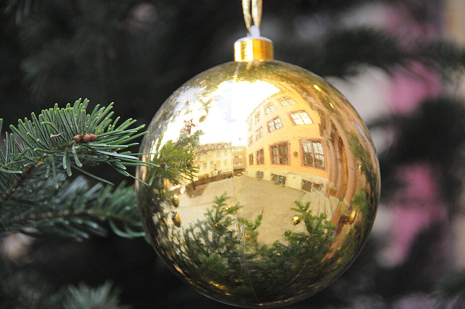 Die Würzburger Alte Universität spiegelt sich in einer Christbaumkugel.