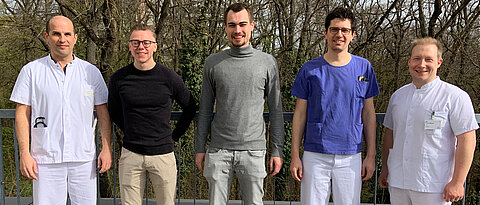 Die Gründer der Applimeda GmbH, Maxime le Maire und Tobias Heusinger (Zweiter und Dritter von links), mit ihren Ansprechpartnern am Uniklinikum Würzburg – Marc Schmalzing, Matthias Fröhlich und Patrick-Pascal Strunz (von links).