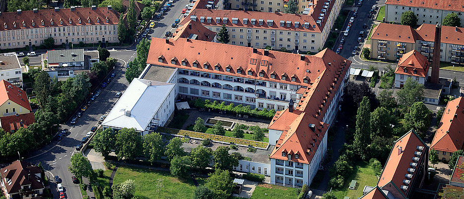 Die Orthopädische Klinik König-Ludwig-Haus - hier ein Luftbild aus dem Jahr 2010.