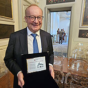 Wenige Tage vor dem Robert A. Kyle Lifetime Achievement Award, am 4. Juni 2026, wurde Hermann Einsele in Piacenza (Italien) für seine außergewöhnlichen wissenschaftlichen Beiträge zum Verständnis, zur Diagnose und zur Behandlung des Multiplen Myeloms mit dem Francesca Cassinelli Award 2025 ausgezeichnet. 