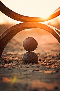 Zwei Runde Steine aufeinander bei Sonnenuntergang