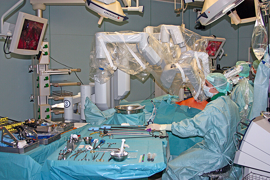 Das Operationsroboter-System „Da Vinci Xi“ verfügt über vier Arme, die von einer Konsole aus gesteuert werden können.