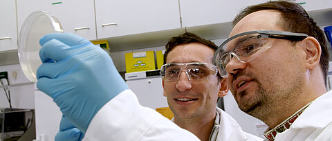 Professor Chase Beisel und Dr. Oleg Dmytrenko im Würzburger HIRI-Labor.