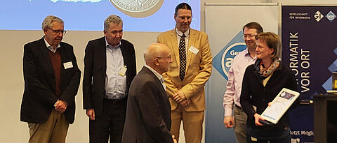 Harald Wehnes (Mitte) bei der Preisverleihung in Heilbronn. 