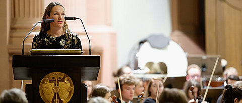 Eva-Maria Schwienhorst-Stich bei ihrer Dankesrede während des Festkonzerts der Universitätsbundes Würzburg in der Neubaukirche.