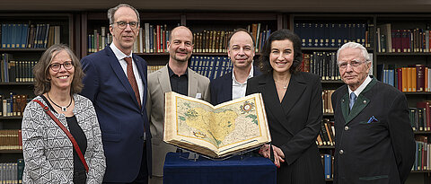 v.l.: Vizepräsidentin Professorin Doris Fischer, Präsident Professor Paul Pauli, Kartographie-Experte Maximilian Stintzing, Bibliotheksdirektor Dr. Hans-Günter Schmidt, Bundesministerin Dorothee Bär, Professor Peter Deeg.