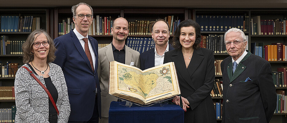 v.l.: Vizepräsidentin Professorin Doris Fischer, Präsident Professor Paul Pauli, Kartographie-Experte Maximilian Stintzing, Bibliotheksdirektor Dr. Hans-Günter Schmidt, Bundesministerin Dorothee Bär, Professor Peter Deeg.