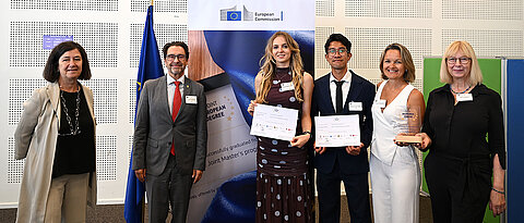Die Delegation von CHARM-EU bei der Verleihung:  Meritxell Chaves (CHARM-EU Secretary General), Joan Guàrdia (Rektor UB), Anouk Ritjers und Galang Gibran (Absolvierende der vierten Ausgabe des Masters) Valerie Borell (Vorsitzende Master’s Programme Board) und Pita Verweij (Master’s Coordinator an der Universität Utrecht).