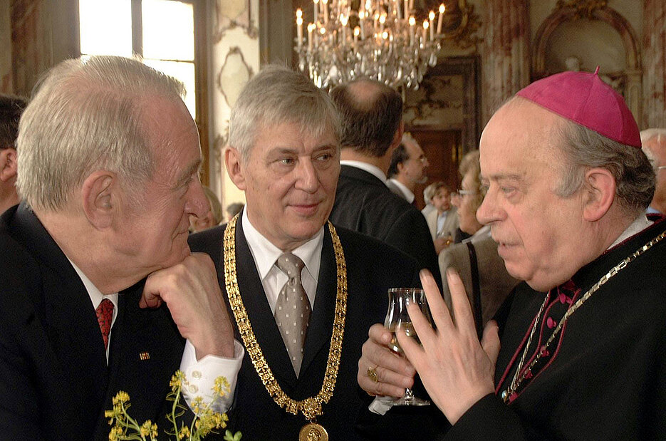 Bischof Paul-Werner Scheele im Jahr 2002 beim Staatsempfang zum 600jährigen Bestehen der Universität Würzburg, gemeinsam mit Bundespräsident Johannes Rau und Universitätspräsident Theodor Berchem.