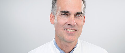 Experte Prof. Dr. Martin Fassnacht erläutert in Folge 7 des Podcasts der CCC Allianz WERA die Besonderheiten der Forschung an seltenen Erkrankungen. Bild: Daniel Peter (Uniklinik Würzburg)