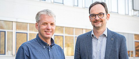 Jörg Wischhusen (links), Professor für Experimentelle Tumorimmunologie an der Universität Würzburg, und Markus Haake, Vice President Pharmacology bei CatalYm, forschen schon seit vielen Jahren am Wachstumsdifferenzierungsfaktor GDF-15. Wie GDF-15 die Immuntherapie bei soliden Tumoren beeinflussen kann, haben sie jetzt im Journal Nature Communications publiziert. © Dominik Gierke / CatalYm