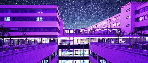 Ähnlich wie bei dieser Fotomontage wird das Zentrum für Operative Medizin des Uniklinikums Würzburg zum Weltpankreaskrebstag am 16. November 2023 violett beleuchtet. Bild (Fontomontage UKW): Wolfgang Dürr