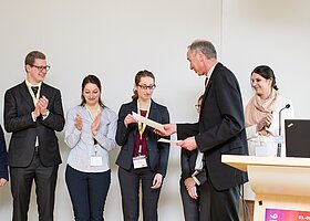 Prof. Norbert Schütze übergibt Auszeichnung an Dr. Meike Simann