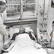 Das Bild aus den 1980er-Jahren zeigt Dieter Wiebecke¸ den damaligen Leiter der Abteilung für Transfusionsmedizin, bei der Durchführung einer Plasmapherese.