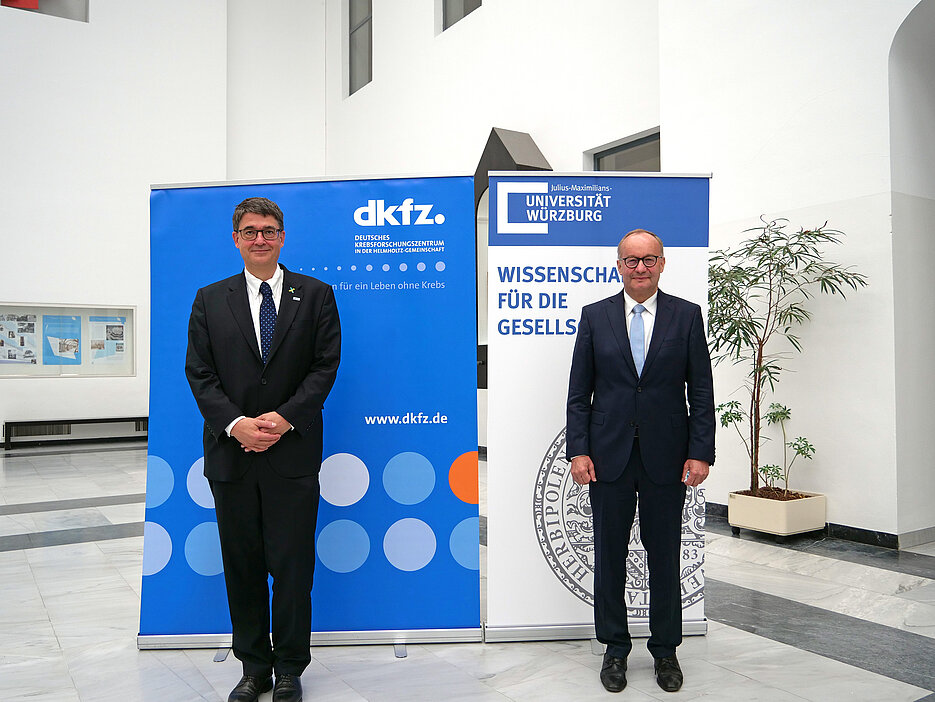 Die Professoren Hermann Einsele (rechts), Uni Würzburg, und Michael Baumann, Vorstandsvorsitzender des Deutschen Krebsforschungszentrums Heidelberg. Nach der Pressekonferenz zur Einrichtung eines neuen Standorts des Nationalen Centrums für Tumorerkrankungen NCT WERA in Würzburg im Lichthof der Uni am Sanderring.