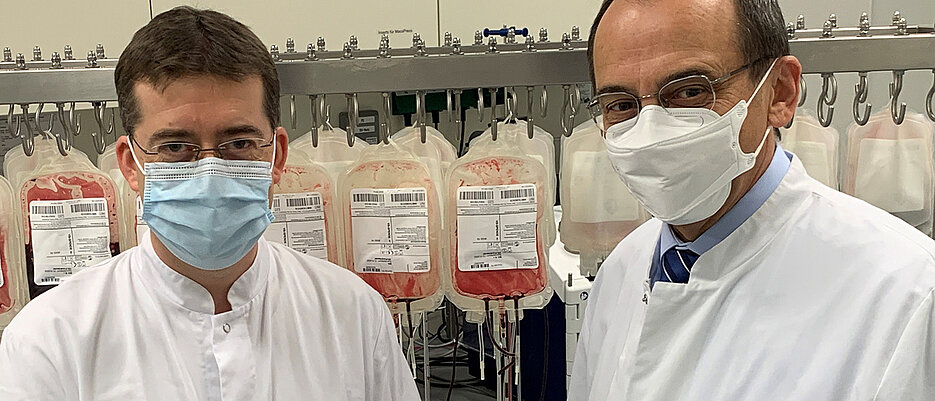 Dr. Jürgen Kößler (links) und Professor Markus Böck vor Blutkonserven. Entsprechende Dummys sollen bald in der studentischen Lehre eingesetzt werden.