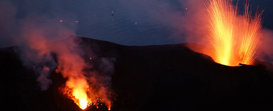 Der Stromboli während eines Ausbruchs im Jahr 2018. Er ist einer der aktivsten Vulkane der Welt und prägt das Bild der gleichnamigen italienischen Insel.                             