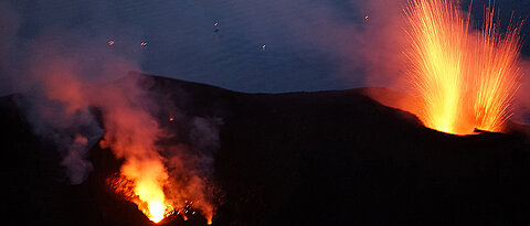 Der Stromboli während eines Ausbruchs im Jahr 2018. Er ist einer der aktivsten Vulkane der Welt und prägt das Bild der gleichnamigen italienischen Insel.                             