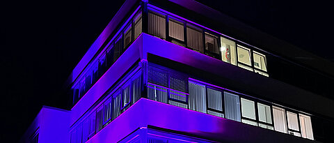 Das Zentrum für Operative Medizin des Uniklinikums leuchtet am 21. November 2024 violett, um auf Bauchspeicheldrüsenkrebs aufmerksam zu machen.