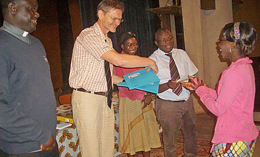 Glücklich über das Exzellenz-Stipendium: eine Stipendiatin aus Bukavu. Von links: Rév. Père J. Minaku (Rektor des Collège Alfajiri), G. Bringmann, K. Ndjoko, V. Mudogo und Lucie Bikubanya, Studentin der Medizin. Foto: S. Muyisa