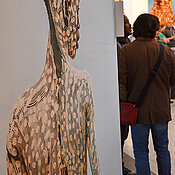 Junger Kara, dessen Körper mit Kreide bemalt ist: Ein Foto der Ausstellung „Afrikanische Dämmerung“.