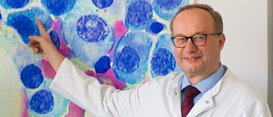 Professor Hermann Einsele gilt als Meinungsführer in der CAR-T-Zelltherapie, die er als erster in Europa klinisch eingesetzt hat.