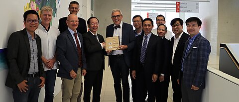 Vertreter der Klinik in Hanoi, des Gesundheitsministeriums in Vietnam, der UKW-Kinderklinik und der Vorstand des Würzburger Universitätsklinikums unterzeichneten nun die Kooperationsvereinbarung. Foto: UKW / Stefan Dreising