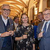 Eva-Maria Schwienhorst-Stich mit dem Dekan der Medizinischen Fakultät, Matthias Frosch (l.), und dem Preisstifter, Ferdinand Fürst zu Castell-Castell.