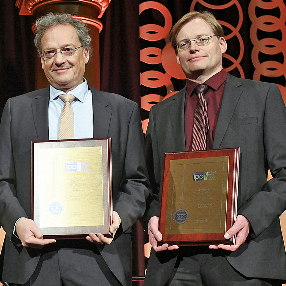 Prof. Ralf Bargou vom Uniklinikum Würzburg (links) und Prof. Peter Kufer aus München erhielten den Inventor of the Year-Award für ihre Arbeiten an dem Krebsmedikament Blincycto. Bild: IPO Education Foundation