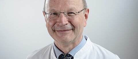 Prof. Dr. Paul-Gerhardt-Schlegel, Leiter des Schwerpunkts Pädiatrische Hämatologie, Onkologie und Stammzelltransplantation des Uniklinikums Würzburg (UKW). Foto: UKW