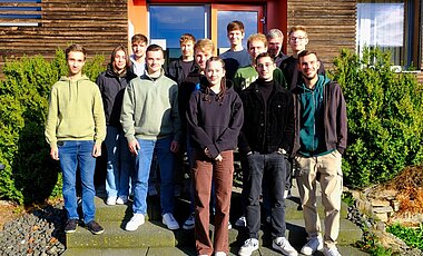 Abbildung 4: Die Weinheimer Besuchergruppe vor dem Kernspingebäude des Fraunhofer-Instituts in Würzburg