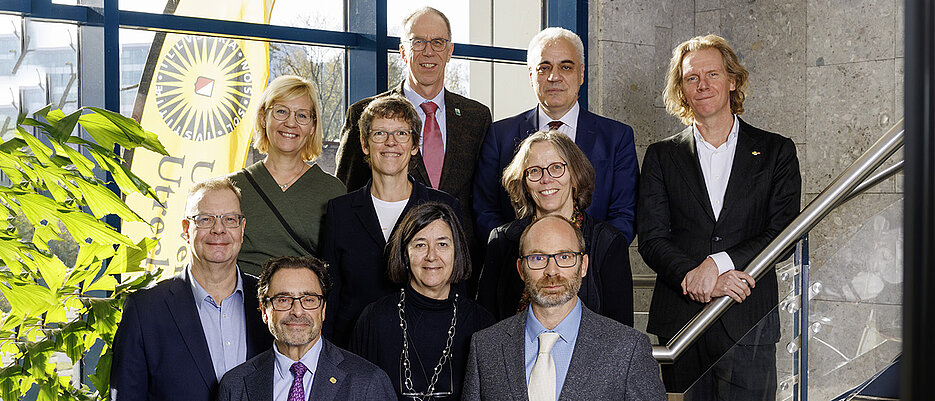 Die Führungsriege der Mitgliedsinstitutionen der europäischen Universitätsallianz CHARM-EU, (v.l.n.r. & v.o.n.u.): Prof. Dr. Paul Pauli (Präsident der Julius-Maximilians-Universität Würzburg), Prof. Dr. Lénárd Darázs (Rektor der Eötvös-Loránd-Universität Budapest), Prof. dr. ir. Wilco Hazeleger (Rektor der Universität Utrecht), Prof. Gunilla Widén (Rektorin der Åbo-Akademi-Universität), Prof. Dr. Ing. Susanne Staude (Rektorin der Fachhochschule Ruhr West), Prof. Dr. Doris Fischer (Vizepräsidentin für Internationalisierung und Alumni der Universität Würzburg), Prof. Marko Joas (Stellvertretender Rektor der Åbo-Akademi-Universität), Meritxell Chaves (CHARM-EU-Generalsekretärin), Prof. Joan Guàrdia Olmos (Rektor der Universität Barcelona) und Prof. Dr. Gábor Zemplén (Vizerektor für internationale Angelegenheiten der Eötvös-Loránd-Universität Budapest). 