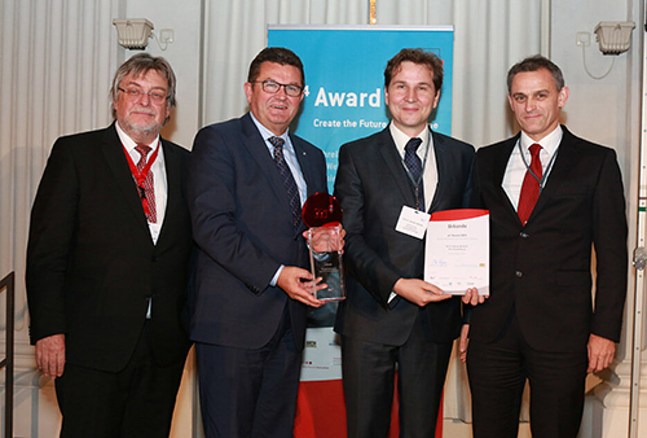 Verleihung des m4-Award an Harald Wajant (r.) und Andreas Beilhack (2.v.r.). Links Horst Domdey, Geschäftsführer der BioM, und Staatssekretär Franz Josef Pschierer. (Foto: BioM)