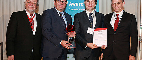 Verleihung des m4-Award an Harald Wajant (r.) und Andreas Beilhack (2.v.r.). Links Horst Domdey, Geschäftsführer der BioM, und Staatssekretär Franz Josef Pschierer. (Foto: BioM)