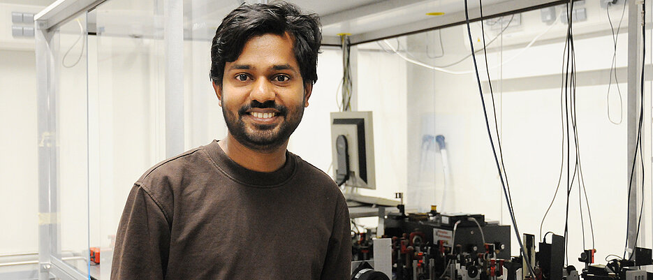 Vishnu Krishnan forscht in den Laser-Laboren der Arbeitsgruppe von Tobias Brixner an Nanokristallen.