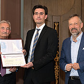 Georg Ertl (l.) mit Alexander Gotschy und dessen Doktorvater Wolfgang Bauer.