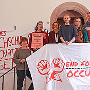 Würzburger Studierende von der Gruppe "End Fossil Occupy" machten auf ihre Anliegen aufmerksam und suchten das Gespräch mit den Festgästen.