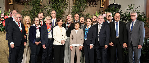 Nach dem Stiftungsfest: Preisträgerinnen, Preisträger, Geehrte, Festrednerin, Förderer und Universitätsleitung versammelten sich zum Gruppenfoto.