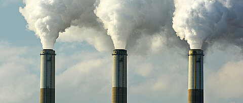Knapp 40 Milliarden Tonnen beträgt der weltweite CO₂-Ausstoß jährlich. Ausgleichszahlungen sind ein mögliches Mittel, die Emissionen zu verringern. 