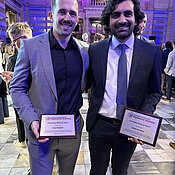 Sven Neubert (links) und Umair Munawar freuen sich in Glasgow über die Young Investigator Awards der International Myeloma Society.