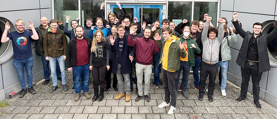 60 Studierende der JMU dürfen sich seit Kurzem offiziell Funkamateur (Klasse E) nennen. Hier ein Teil von ihnen.