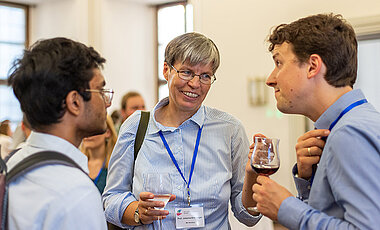 Die Würzburger Physikprofessorin Johanna Erdmenger im Gespräch mit Kollegen. Die Würzburger Physikprofessorin Johanna Erdmenger im Gespräch mit Kollegen.