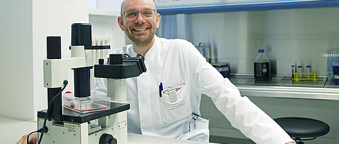 Prof. Dr. Bastian Schilling schlägt an der Würzburger Universitäts-Hautklinik als Onkologe die Brücke zwischen klinischer Arbeit und Forschung. Bild: Barbara Knievel / Uniklinikum Würzburg