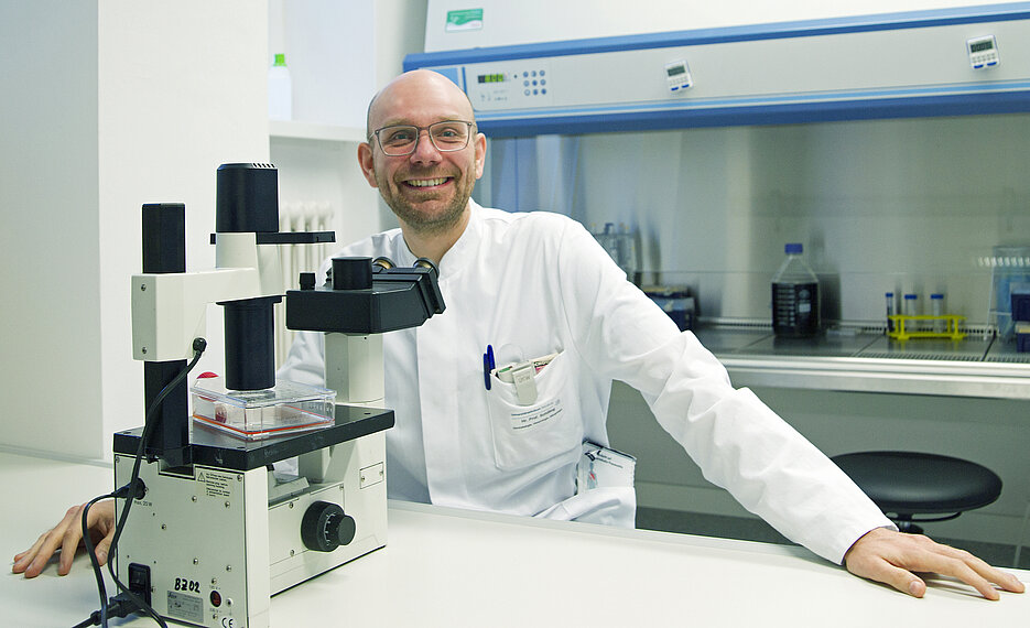 Prof. Dr. Bastian Schilling schlägt an der Würzburger Universitäts-Hautklinik als Onkologe die Brücke zwischen klinischer Arbeit und Forschung. Bild: Barbara Knievel / Uniklinikum Würzburg