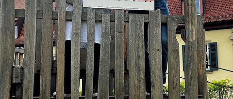 Stefan Rambacher (rechts) überreichte einen Spendenscheck über 23.700 Euro an Prof. Dr. Matthias Eyrich von der Würzburger Universitäts-Kinderklinik. Bild: UKW / Stefan Dreising