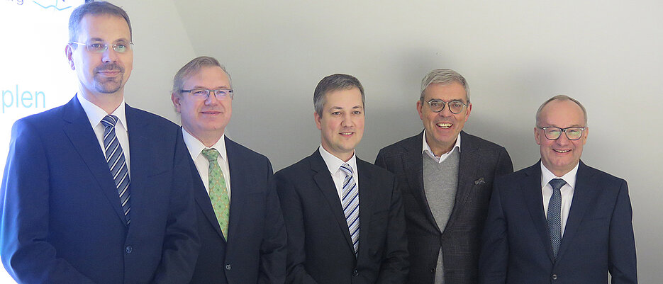 Die neue Würzburger Stiftungsprofessur für Krebsforschung wurde nun bekanntgegeben (von links): Christian Englisch und Ralf Angermund (beide Janssen Deutschland), Martin Kortüm, Matthias Frosch und Hermann Einsele.
