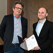 Mathias Lutz (r.) wurde mit dem Preis aus dem Nachlass von Klug und Sichler für seine Arbeit über die Immunität gegen Tumorantigene ausgezeichnet. Links im Bild: Laudator Peter Heuschmann. (Bild: Angie Wolf) 