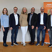 Pressegespräch in Würzburg: (von links) Christina Bornschein (Max-Planck-Forschungsgruppe), Dr. Esther Knemeyer (Universität Würzburg), Prof. Michael Hudecek (Uniklinikum Würzburg), Prof. Dorothee Viemann (Uniklinikum Würzburg), Prof. Georg Gasteiger (Max-Planck-Forschungsgruppe), Prof. Wolfgang Kastenmüller (Max-Planck-Forschungsgruppe) und Erhard Frank (Vogel Stiftung). 