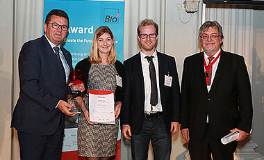 Verleihung des m4-Award 2015 an Julia Wegner und Michael Hudecek (2.v.r.). Links Staatssekretär Franz Josef Pschierer, rechts Horst Domdey, Geschäftsführer der BioM. (Foto: BioM)